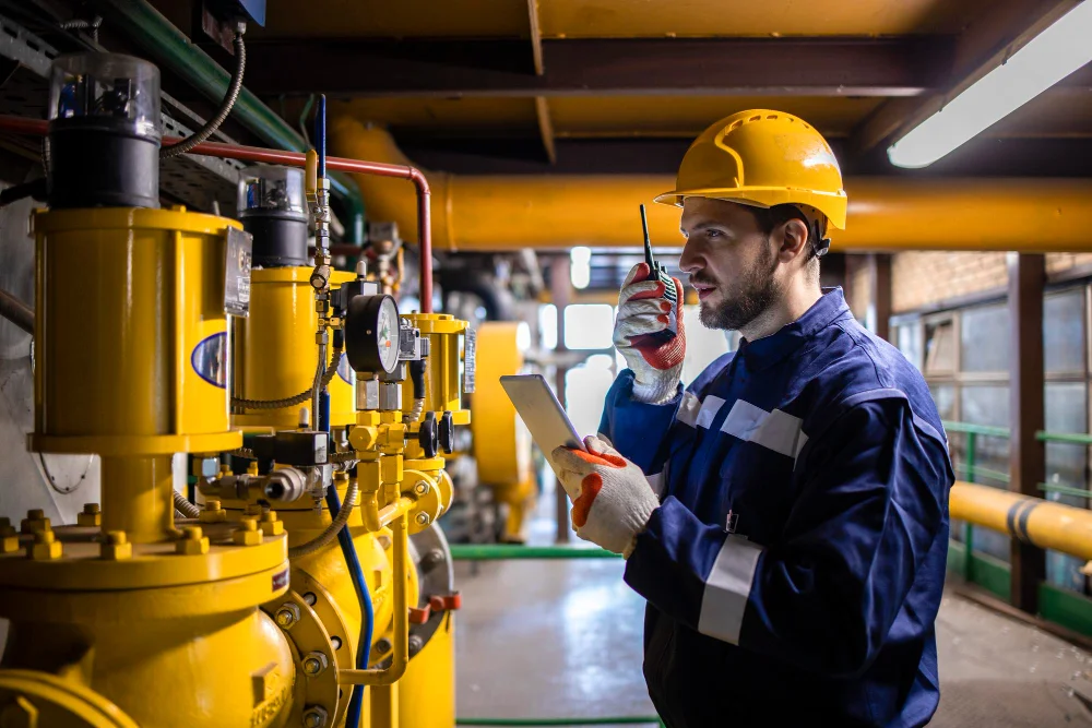 Engenheiro industrial verificando segurança em indústria com cloro gás