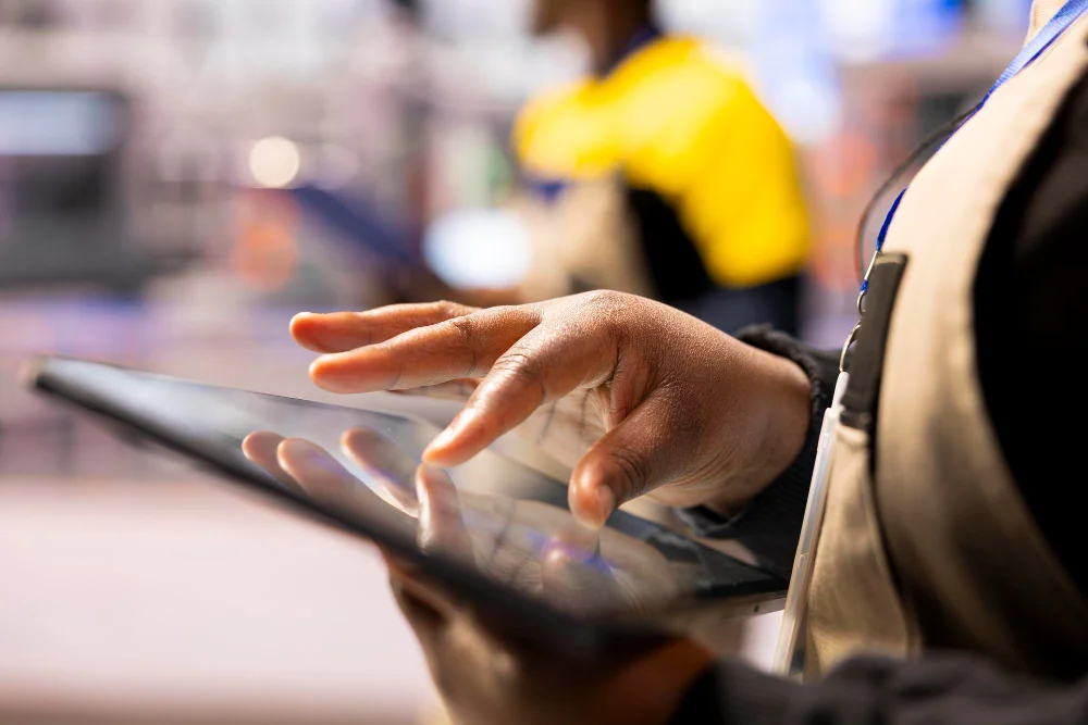 Pessoa usando tablet na indústria calculando ROI do tratamento de água