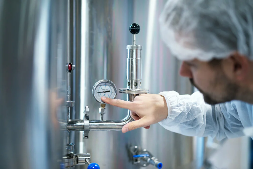 Técnico verificando bomba dosadora química industrial